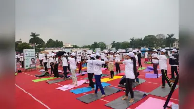 Yoga Day 2023: रांची के मेकॉन स्टेडियम में करीब 4000 लोगों ने एक साथ किया योग, कई मंत्री विधायक हुए शामिल