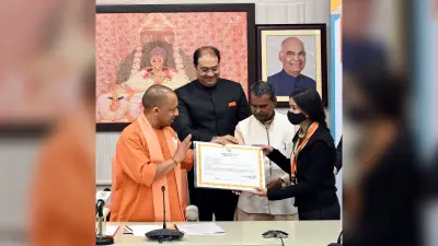 Lucknow News: 12.17 लाख मेधावी स्टूडेंट्स को CM योगी ने दी 459 करोड़ की सौगात, जमकर पढ़ने की दी सलाह