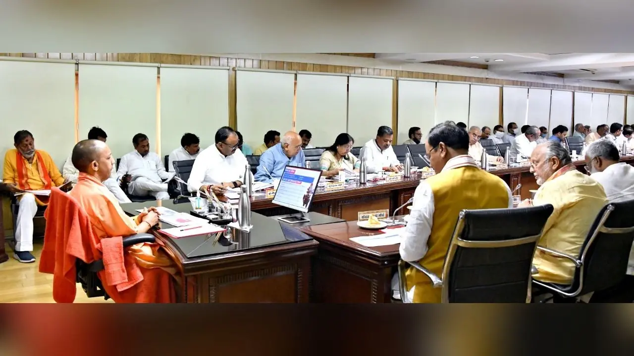 UP News : परिवहन विभाग के बेड़े में शामिल होंगी 7 हजार बसें, महिला सुरक्षा के लिए बसों में होगा पैनिक बटन