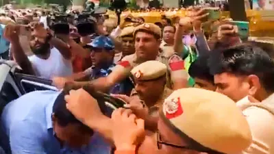 Viral Video: दिल्ली पुलिस ने युवा कांग्रेस के राष्ट्रीय अध्यक्ष के बाल पकड़कर खींचे, धक्का-मुक्की भी की