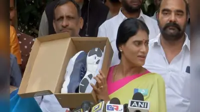 तेलंगाना: वाईएस शर्मिला ने मुख्यमंत्री KCR को दी चुनौती, जूता दिखाकर पदयात्रा में शामिल होने के लिए ललकारा!