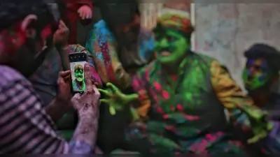 Happy Holi: आज होली के हुड़दंग में कहीं भींग न जाए आपका स्मार्टफोन, पानी से बचाने के लिए अपनाएं ये उपाय