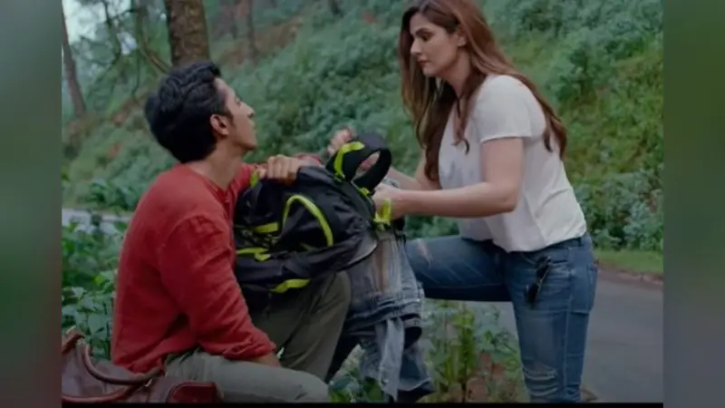 जरीन खान के लेटेस्ट सॉन्ग वीडियो ‘मशहूर है तू’ ने मचाया धमाल, बार बार देखा जा रहा है ये VIDEO