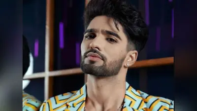 Zeeshan Khan ने रेहाना संग अपने रिलेशनशिप को किया ऑफिशियल, KISS करते हुए शेयर की फोटो