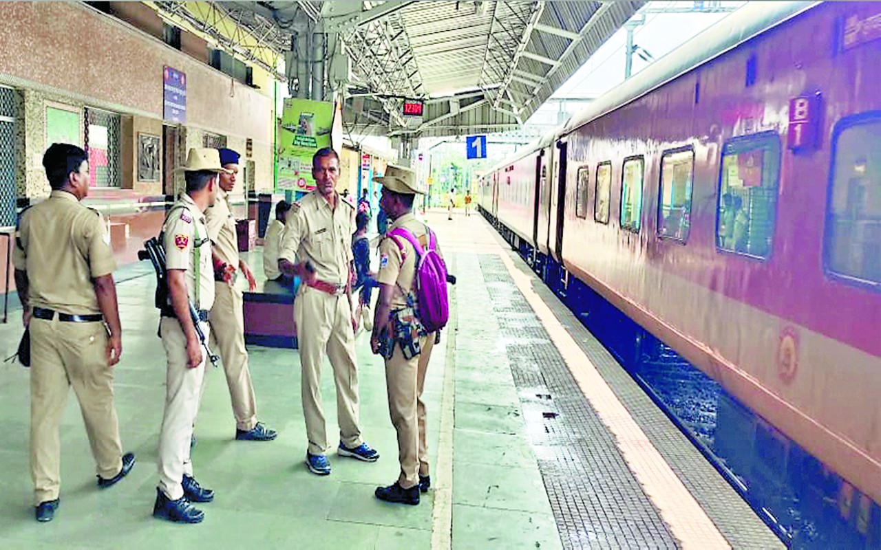 Durga Puja 2022: देवघर में दुर्गा पूजा को लेकर ट्रेनों में बढ़ायी सुरक्षा, पुलिस जवानों को किया तैनात
