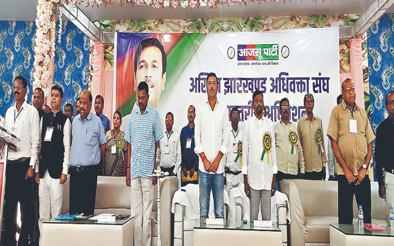 अधिवक्ता प्रतिक्रिया देने वाले ही नहीं बल्कि करने वाले बनें : सुदेश महतो
