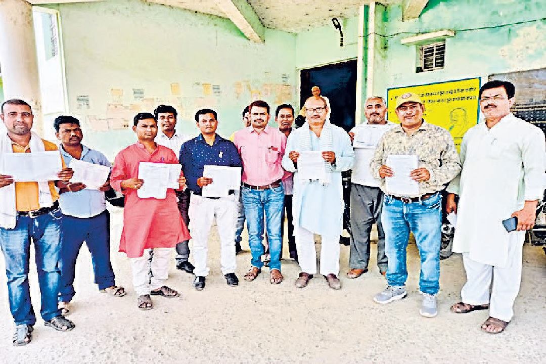 समस्तीपुर में माध्यमिक, उच्च माध्यमिक शिक्षकों के बकाया भुगतान में अनियमितता, डीपीओ से की मुलाकात