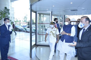 Rajnath singh: भारत के एक के बाद एक दांव से बेचैन हुआ ड्रैगन, अब राजनाथ सिंह ने तेहरान पहुंच कर चीन को दिया कड़ा संदेश