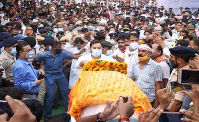 तेजस्वी ने किया ट्वीट, अलविदा पितातुल्य आदरणीय रघुवंश बाबू, आप बहुत याद आएंगे
