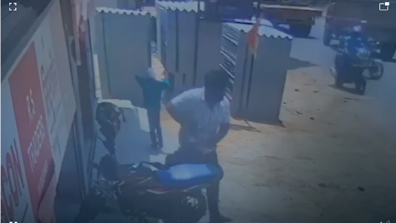 Jharkhand News: बाइक की डिक्की तोड़कर दो लाख रुपये की चोरी, सीसीटीवी फुटेज खंगाल रही पुलिस