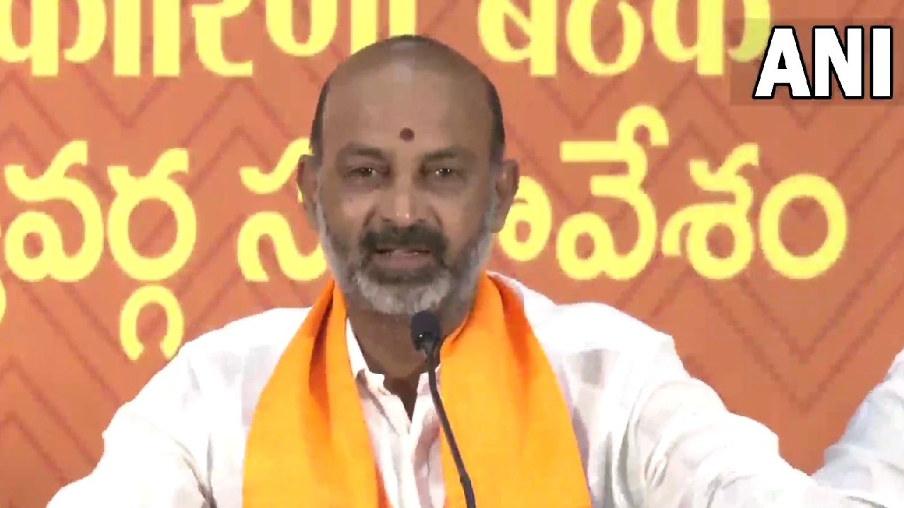 Telangana: ‘बाघ आते ही लोमड़ियां भाग जाती हैं’, PM मोदी की अगवानी नहीं करने पर भाजपा का KCR पर हमला