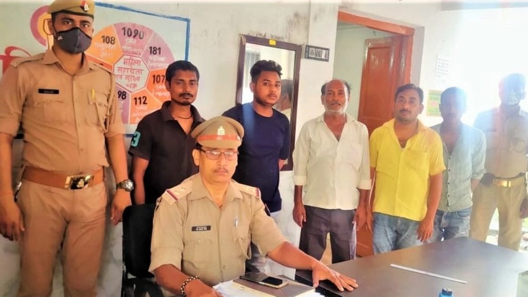 Varanasi News: पुलिस टीम पर पथराव करने के मामले में 5 अभियुक्त गिरफ्तार, अन्य की तलाश जारी