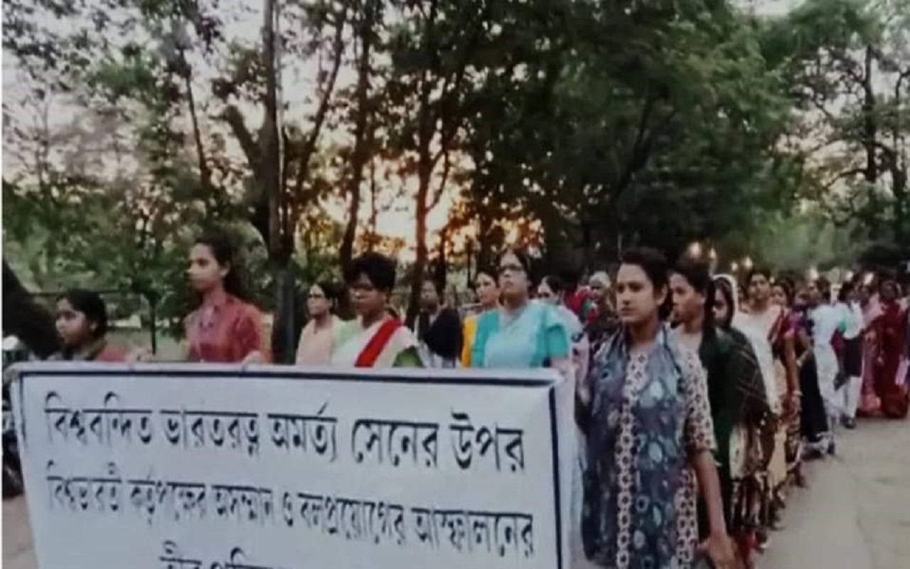 नोबेल विजेता अमर्त्य सेन भूमि विवाद: विश्व भारती के खिलाफ तृणमूल पार्षदों ने निकाला मशाल जुलूस, जताया आक्रोश