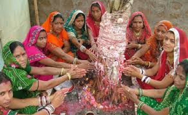 Vat Savitri Vrat Puja 2021: कब है वट सावित्री व्रत पूजा, जानें इस दिन महिलाओं को क्यों करनी चाहिए 16 श्रृंगार और इसका धार्मिक महत्व…