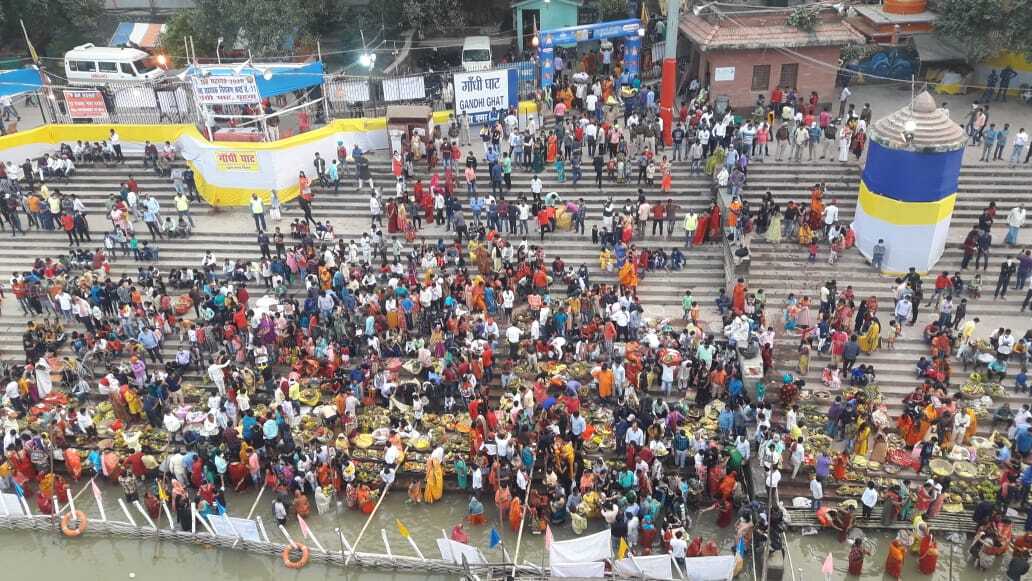 Chhath Puja 2020: पटना में डूबते सूर्य को अर्घ, उगने वाले भगवान भास्कर का इंतजार, तसवीरों में करें आस्था का दीदार