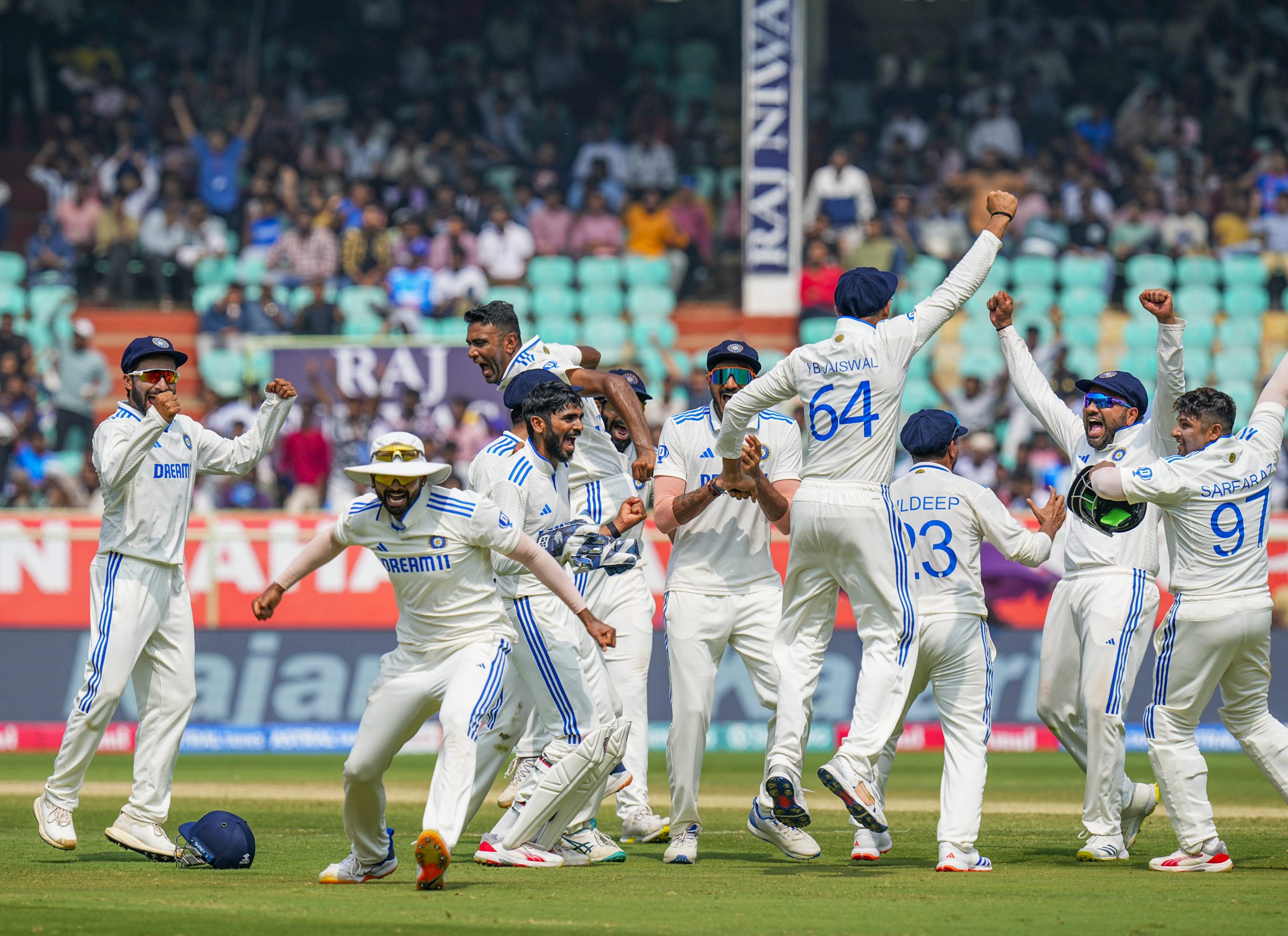 IND vs ENG: एमएस धोनी के होम टाउन में होगा भारत और इंग्लैंड का मुकाबला, आज से बुक कर सकते हैं टिकट
