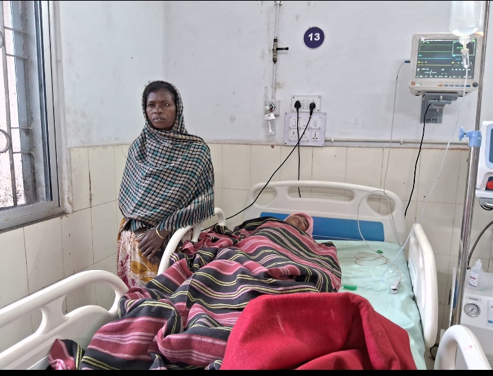 चाईबासा : मध्याह्न भोजन के लिए स्कूल गया छात्र हुआ बेहोश, हालत गंभीर