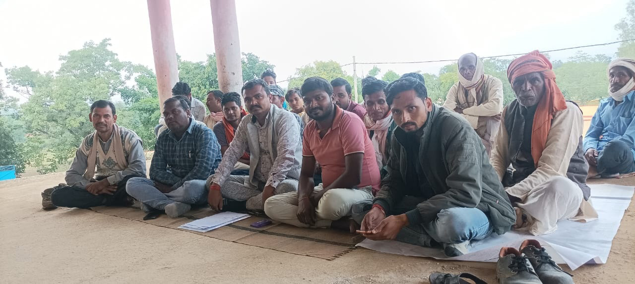 गढ़वा में श्रमदान कर सड़क बनाने पर ग्रामीणों को धमकी, आक्रोशित लोगों ने दिया धरना