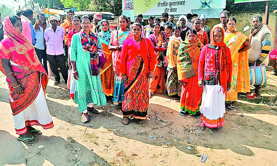 गुमला में थाना का घेराव, ग्रामीण बोले- बेकसूरों को परेशान कर रही पुलिस