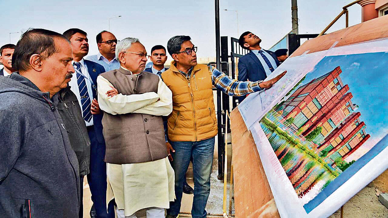 PHOTOS: पटना में बन रहा देश का सबसे बड़ा सरकारी अस्पताल, निरीक्षण करने PMCH पहुंचे नीतीश कुमार