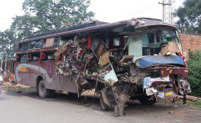 हजारीबाग के पास एनएच 33 पर भीषण हादसा, 4 लोगों की मौत, 35 से अधिक घायल