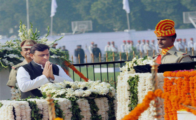 यूपी में 20 महीने में 116 पुलिसकर्मी शहीद, अखिलेश ने पुष्प चक्र से किया नमन