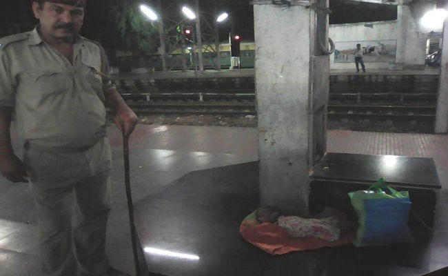 बोकारो : रात 11 बजे स्टेशन पर पुलिस को मिली छह माह की लवारिश बच्ची