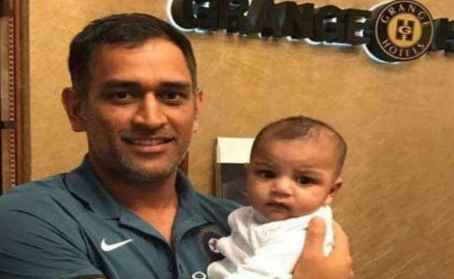 भारत-पाक जंग से पहले धौनी की गोद में PAK कप्तान सरफराज का बेटा, फोटो वायरल