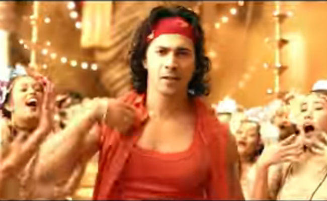 #Judwaa2: बोले वरुण धवन ”सुनो गणपति बप्पा मोरया, परेशान करें मुझे छोरियां…”, VIDEO