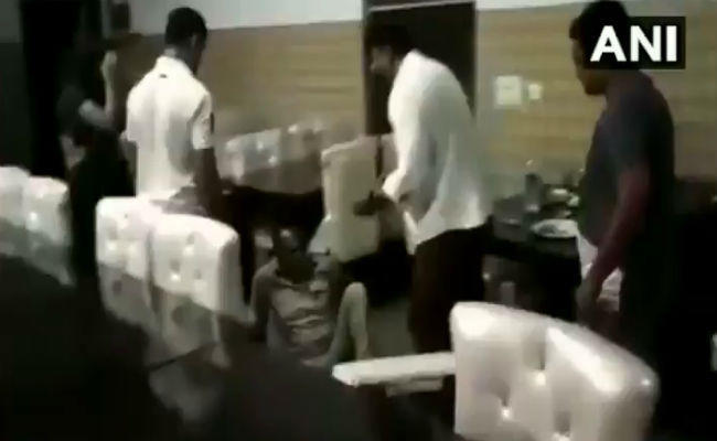 मेरठ : भाजपा पार्षद ने दारोगा को दी गंदी गाली, जमकर पीटा, वीडियो वायरल