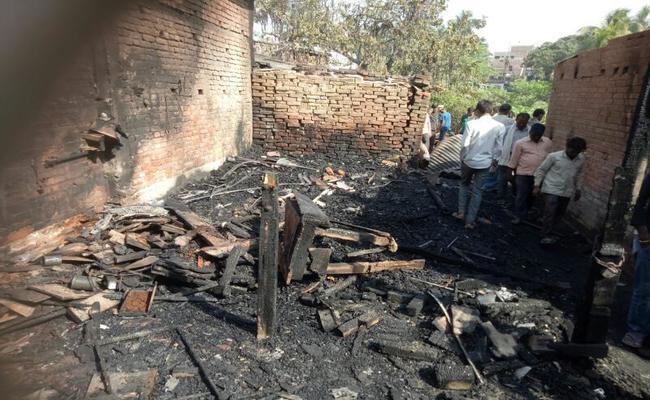 अंधड़ के दौरान संभल में आग लगने से 25 मकान जले
