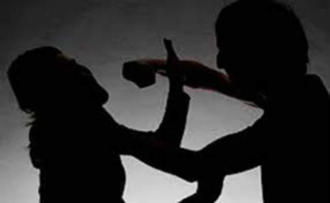 घर में घुस कर महिला से मारपीट, पीडि़ता ने थाना में कराया मामला दर्ज