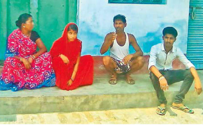 मायके के पास पत्नी को छोड़ कर पति फरार, लड़के के घर पहुंच कर धरने पर बैठ गयी गर्भवती नवविवाहिता