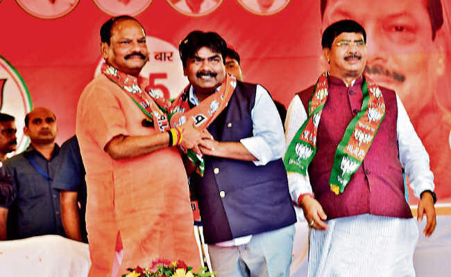 बीजेपी का बढ़ा कुनबा, जेवीएम छोड़ विधायक प्रकाश राम भाजपा में शामिल