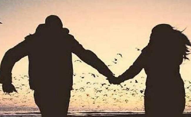 4 बच्चों की मां पर चढ़ा इश्क का ऐसा भूत, प्रेमी संग हुई फरार