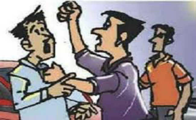 बाइक हटाने को लेकर हुआ विवाद, मारपीट में महिला समेत चार लोग जख्मी