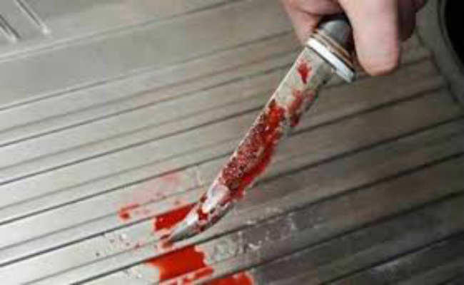 बैंक अफसर का चलती ट्रेन में रेता गला, मौत