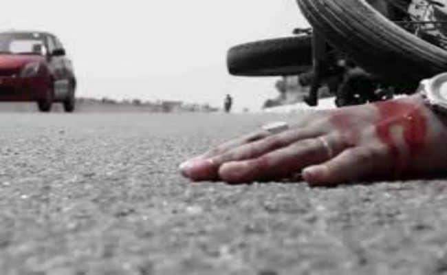 टेलर के धक्के से बाइक सवार की मौत, दो जख्मी
