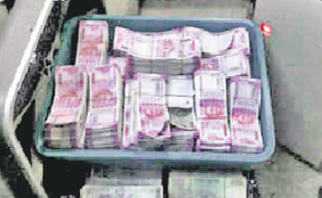 कोलकाता : बैरकपुर में कट मनी को लेकर शुरू हुआ पोस्टर वार