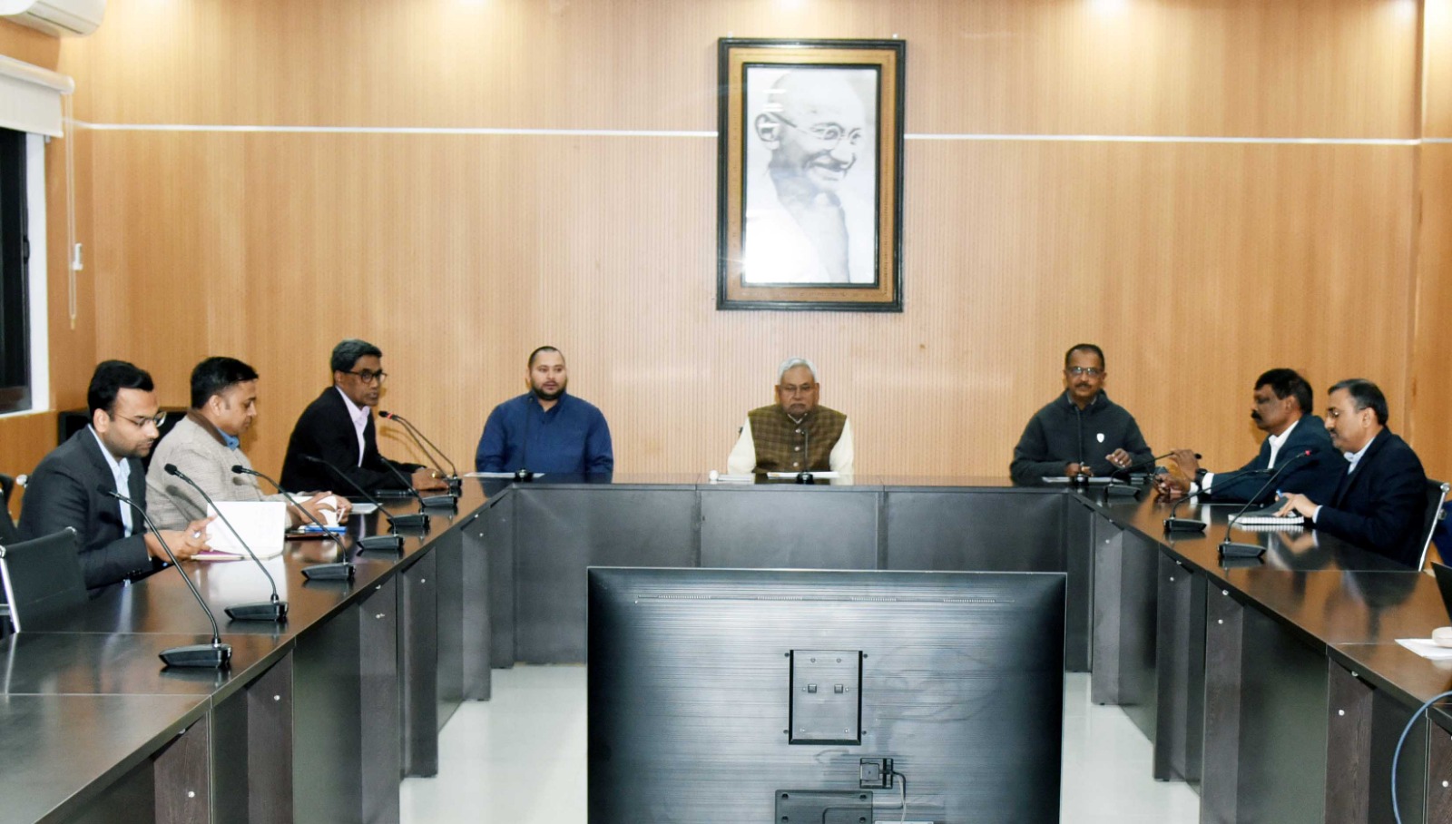 बिहार में मिला कोरोना मरीज तो हरकत में आयी सरकार, नीतीश कुमार व तेजस्वी यादव ने बैठक कर दिये ये निर्देश
