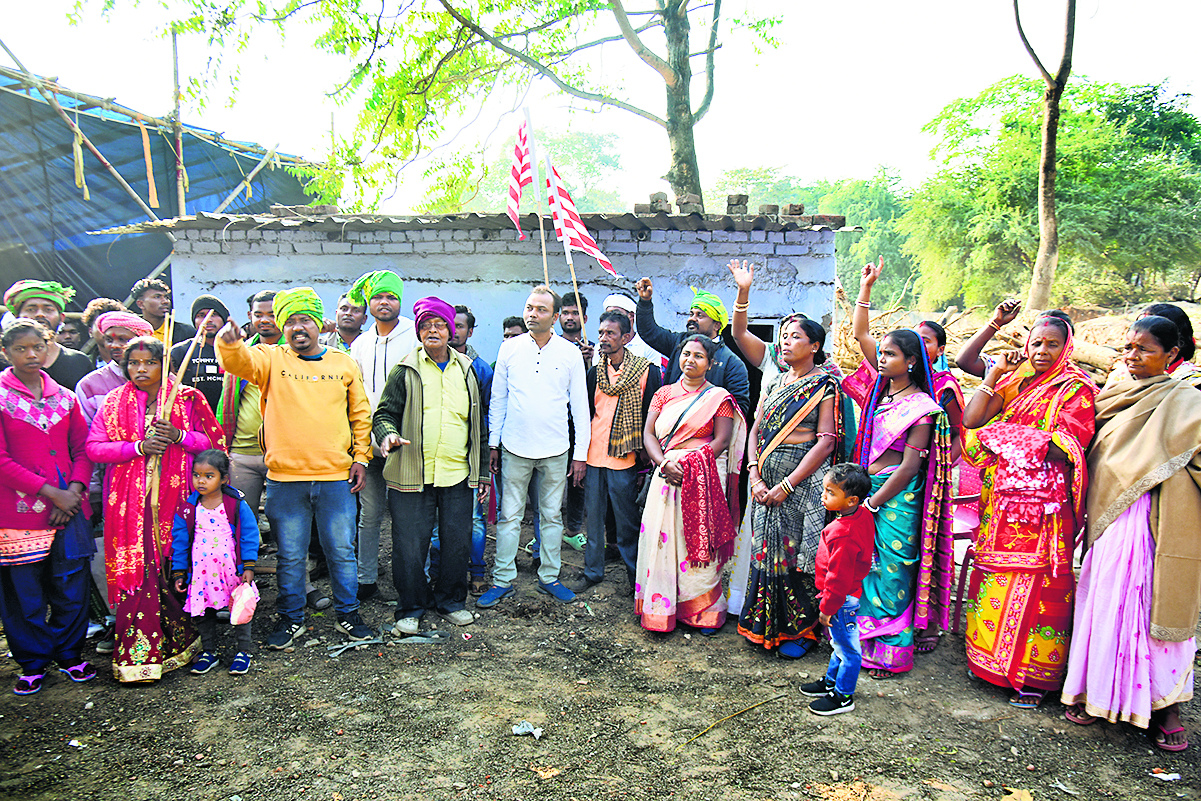 पारंपरिक हथियारों के साथ पहुंचे बिरसा सेना के लोग, विवादित भूमि पर लिखी वंशावली