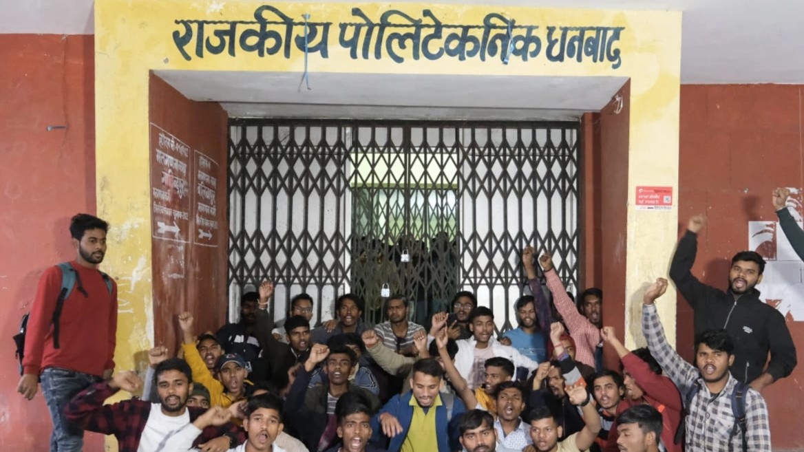 धनबाद : राजकीय पॉलिटेक्निक में 10 दिनों से नहीं आ रहा पानी, विरोध में छात्राें ने गेट पर जड़ा ताला