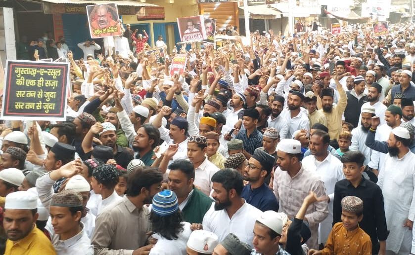 Bareilly News: बरेली में जुमे की नमाज के बाद वसीम रिजवी के खिलाफ प्रदर्शन, सरकार से की कार्रवाई की मांग