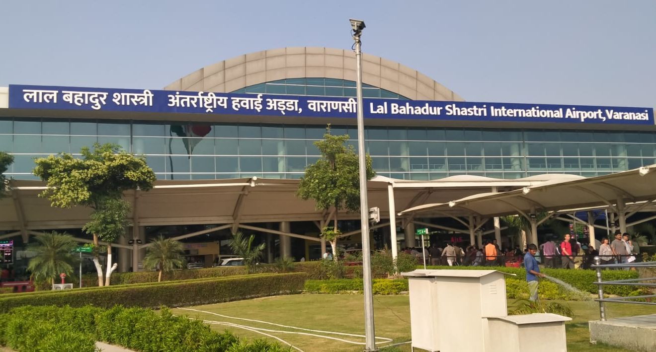 बीमार पिता को मुंबई ले जाने निकला परिवार, वाराणसी एयरपोर्ट के पोर्टिको में छूट गया साथ