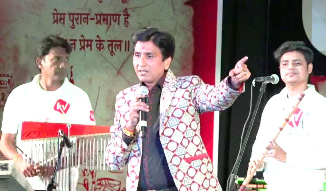 जब कवि कुमार विश्वास ने गाया- ‘कंकर-कंकर मेरा शंकर, मैं लहर-लहर अविनाशी हूं, मैं काशी हूं’…