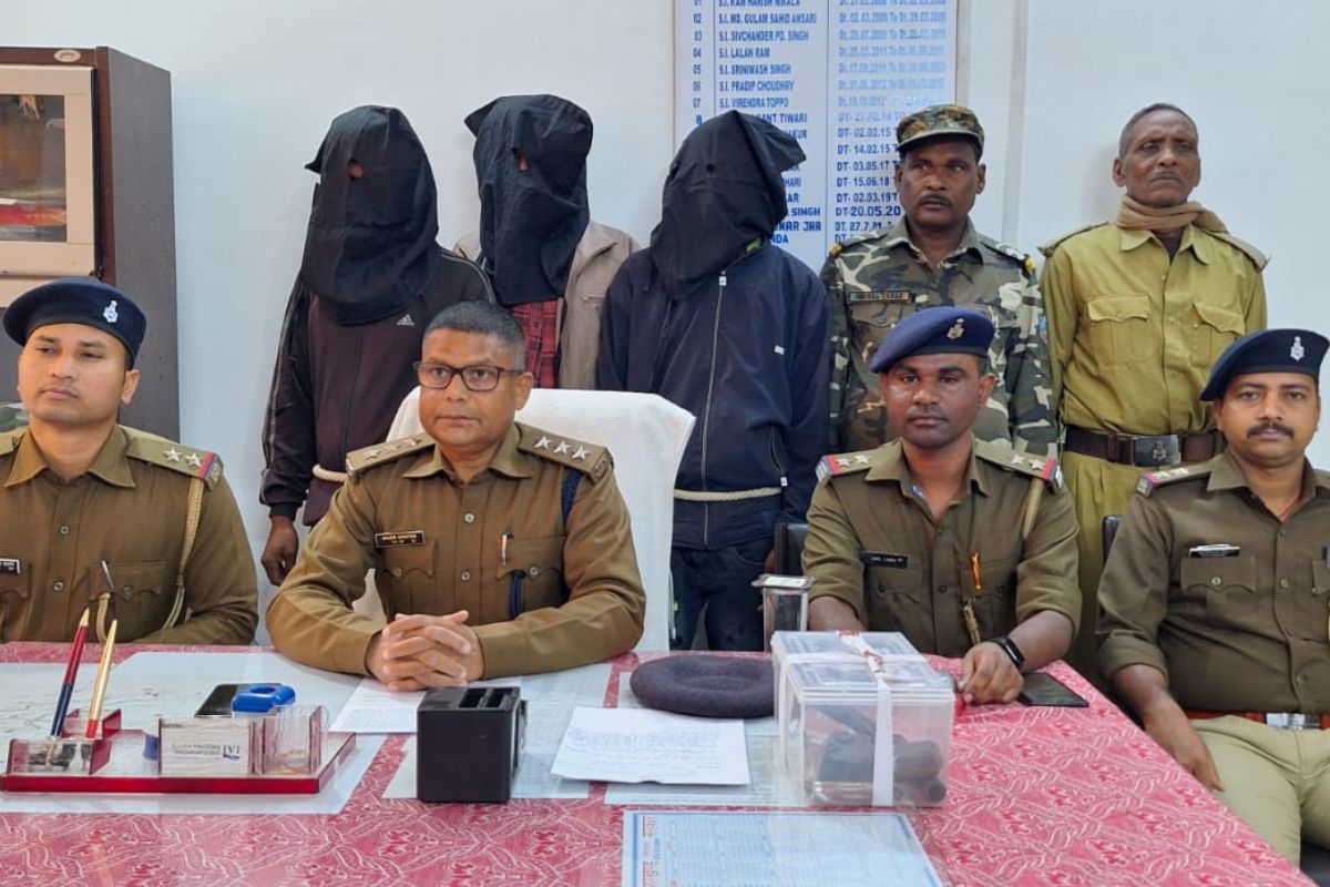 झारखंड: व्यापारियों से लेवी वसूलने आए तीन अपराधियों को गुमला पुलिस ने हथियार के साथ दबोचा, भेजा जेल