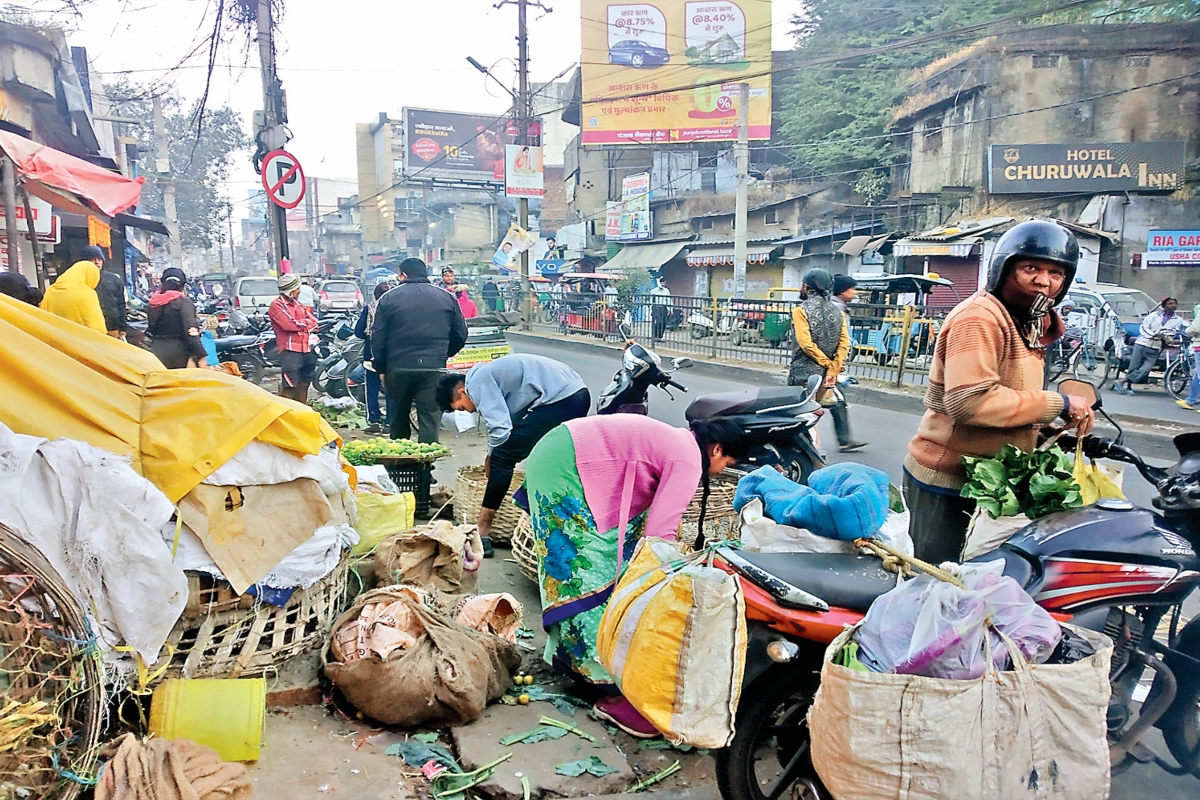 मनमानी: रांची डेली मार्केट के सामने सड़क पर ही लगता है बाजार, जाम से लोग परेशान