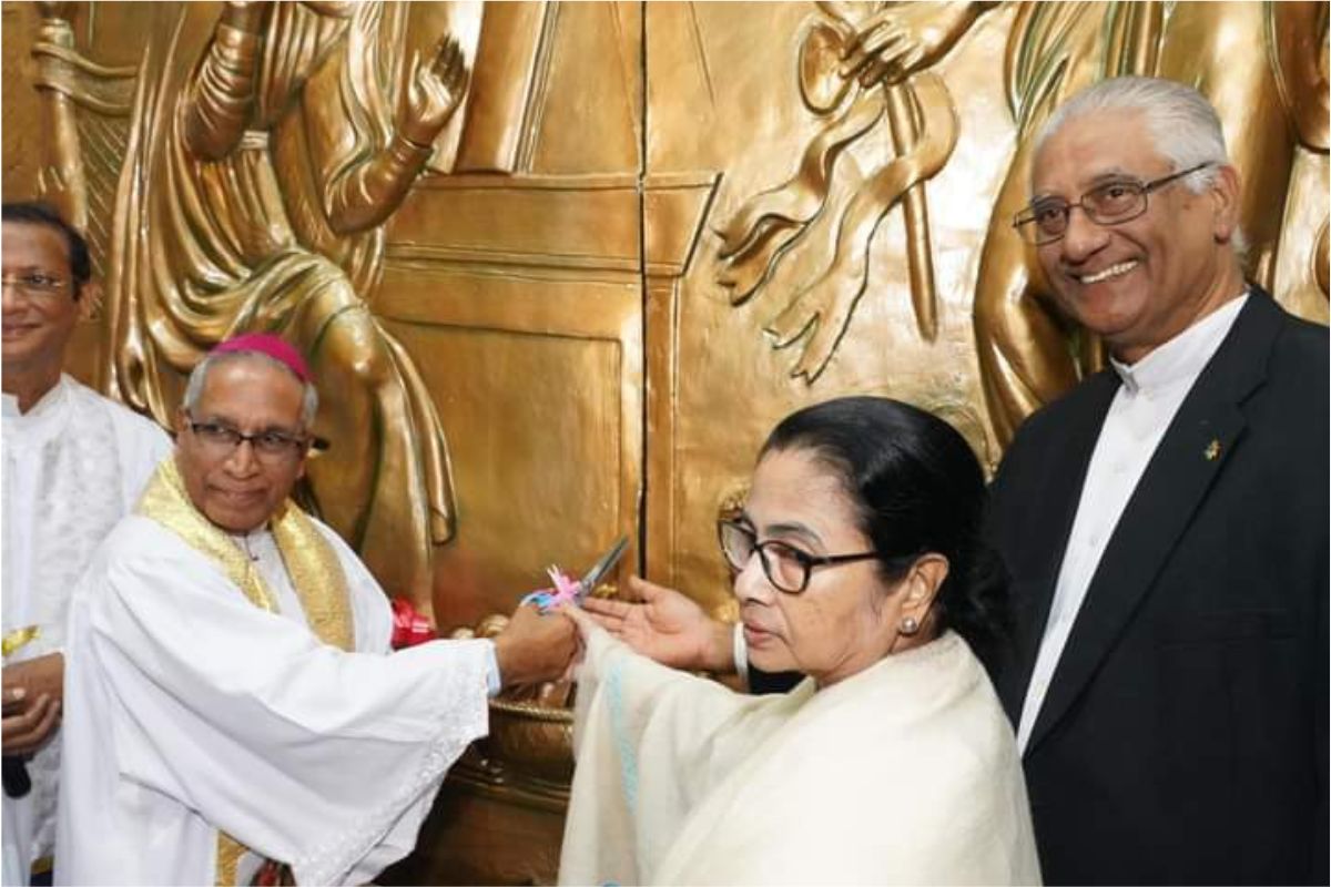 Mamata Banerjee : क्रिसमस के दौरान ममता बनर्जी प्रार्थना सभा में हुईं शामिल, नये वर्ष की दी शुभकामनाएं