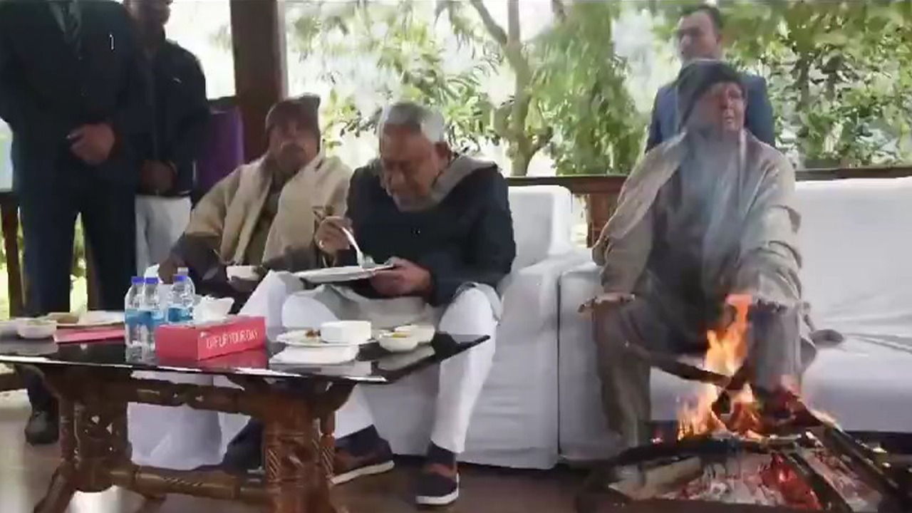 लालू प्रसाद के दही-चूड़ा भोज में नीतीश कुमार पहुंचे, पढ़िए पटना में और कहां- कहां पक रही ‘सियासी खिचड़ी’