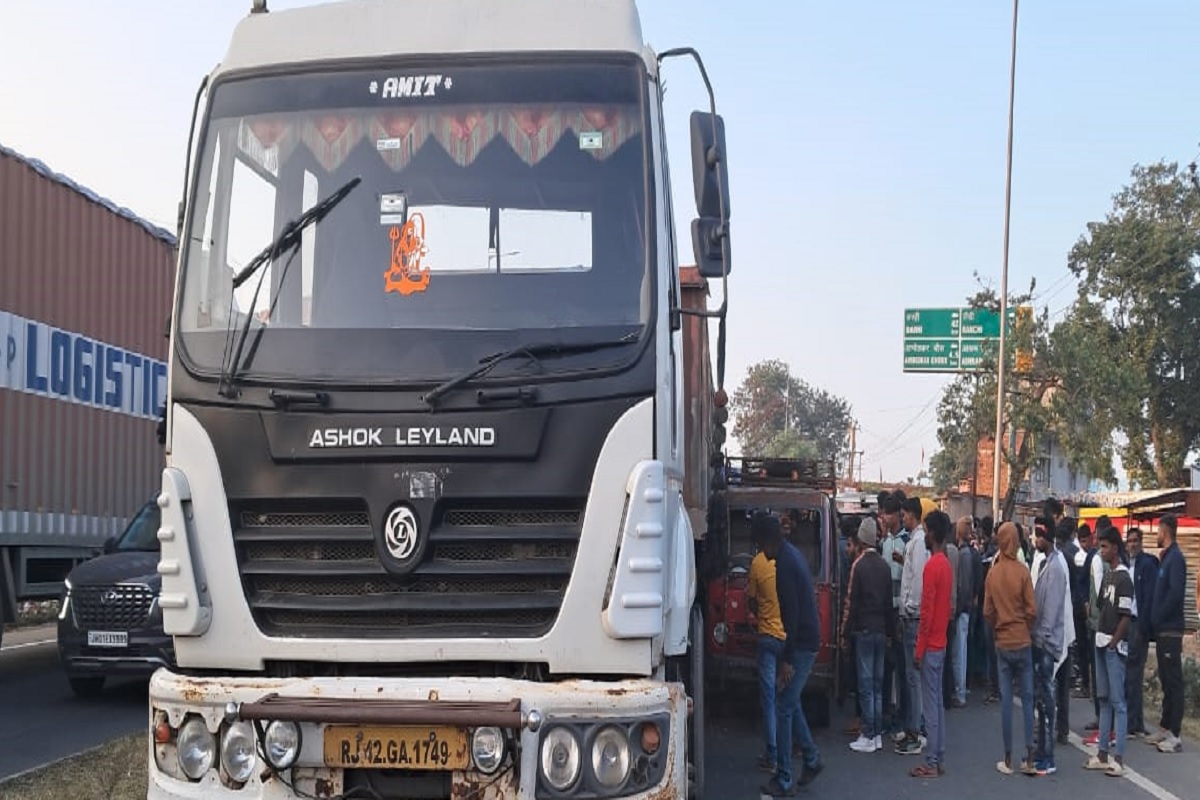 हजारीबाग में स्कूली वैन चालक को ट्रेलर ने कुचला, मौत